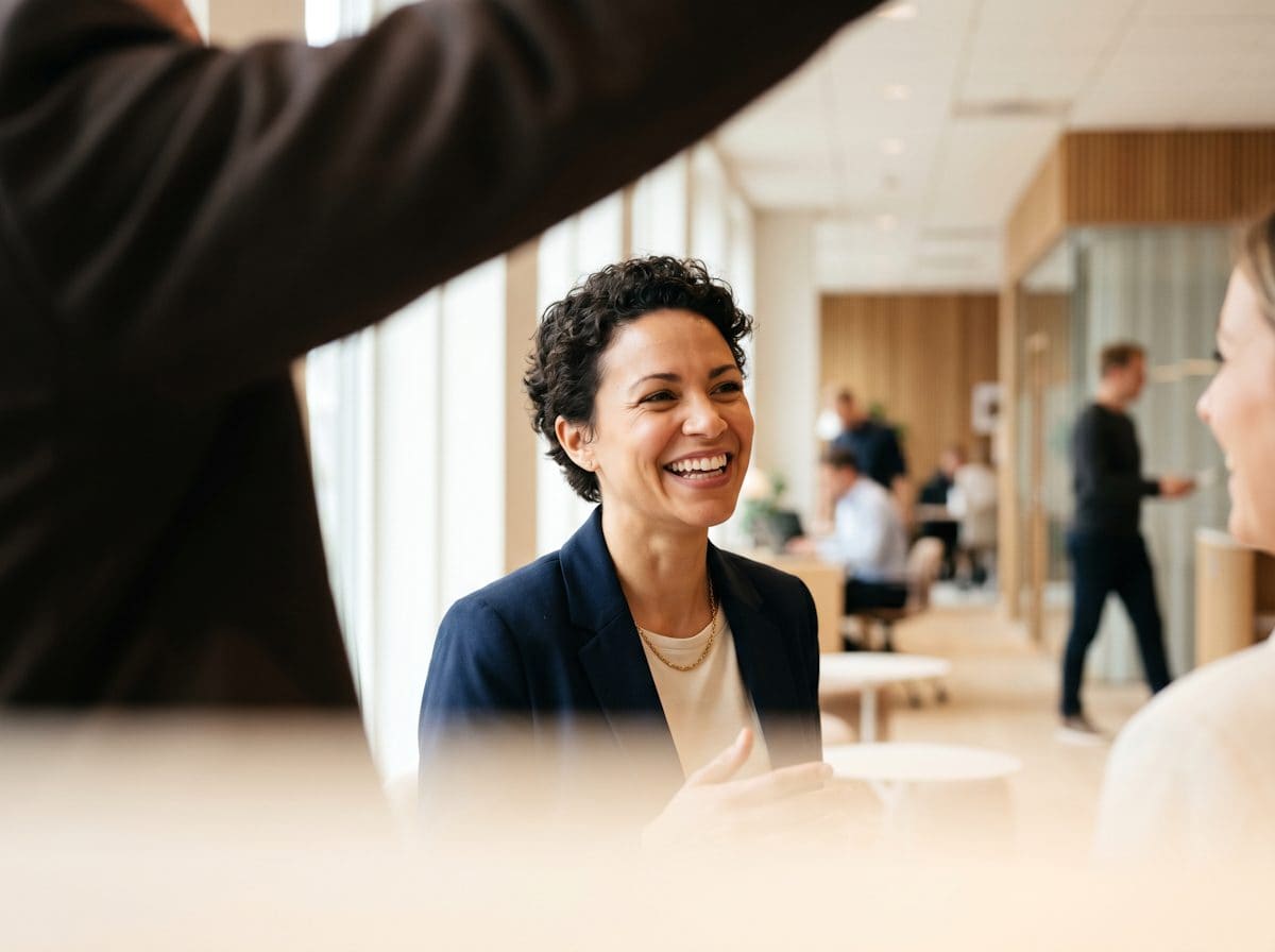 Profissional sorrindo durante reunião de negócios